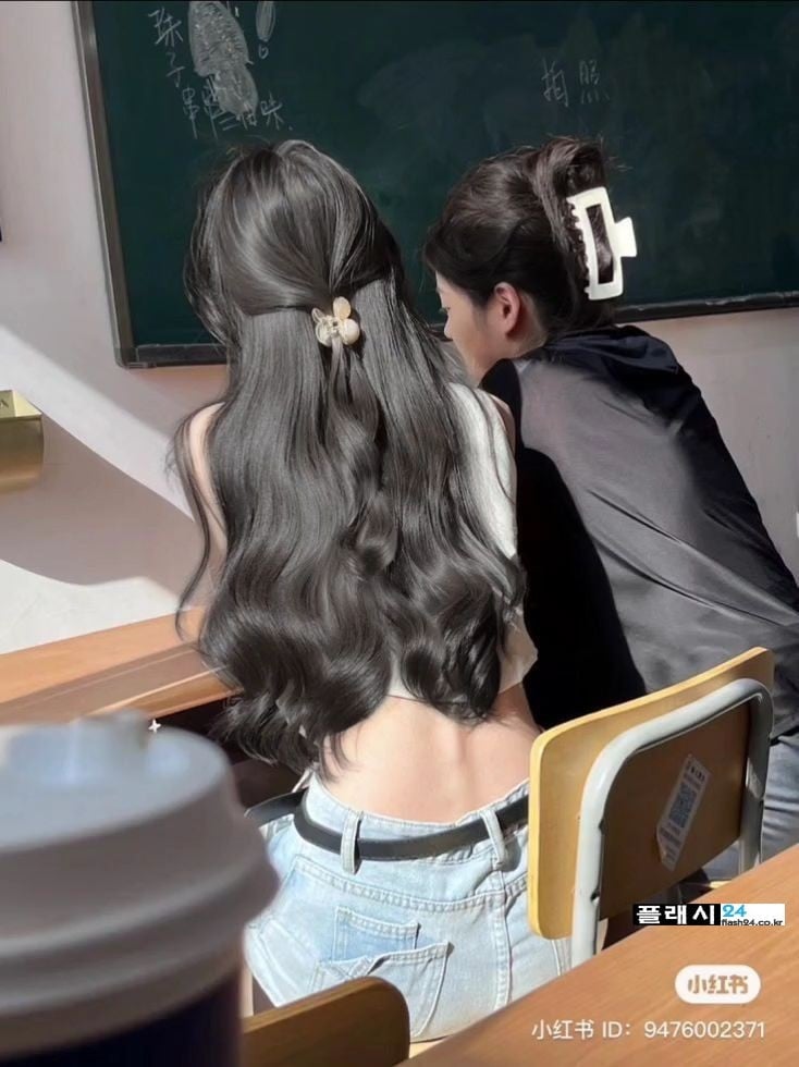 학교에서 이모습 은근 끌리더라