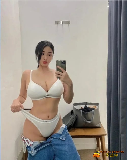 사진 찍을때 주댕이 모으는거 보니 한국인일세