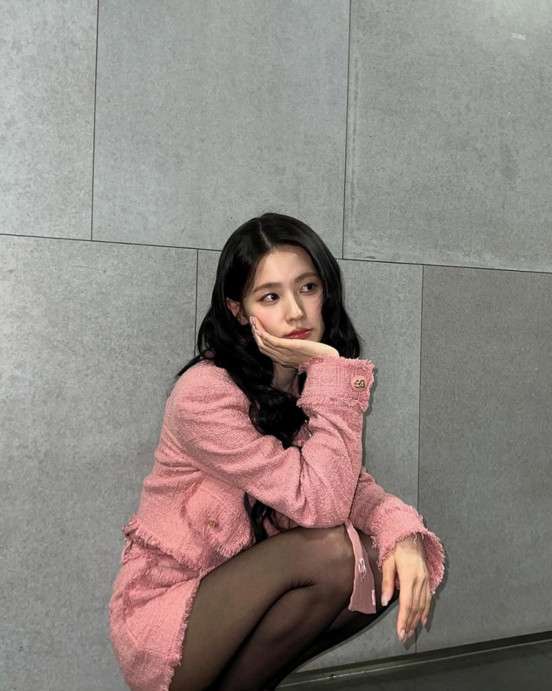 핑크 여성정장 입고 쪼그려앉은 아이들 미연