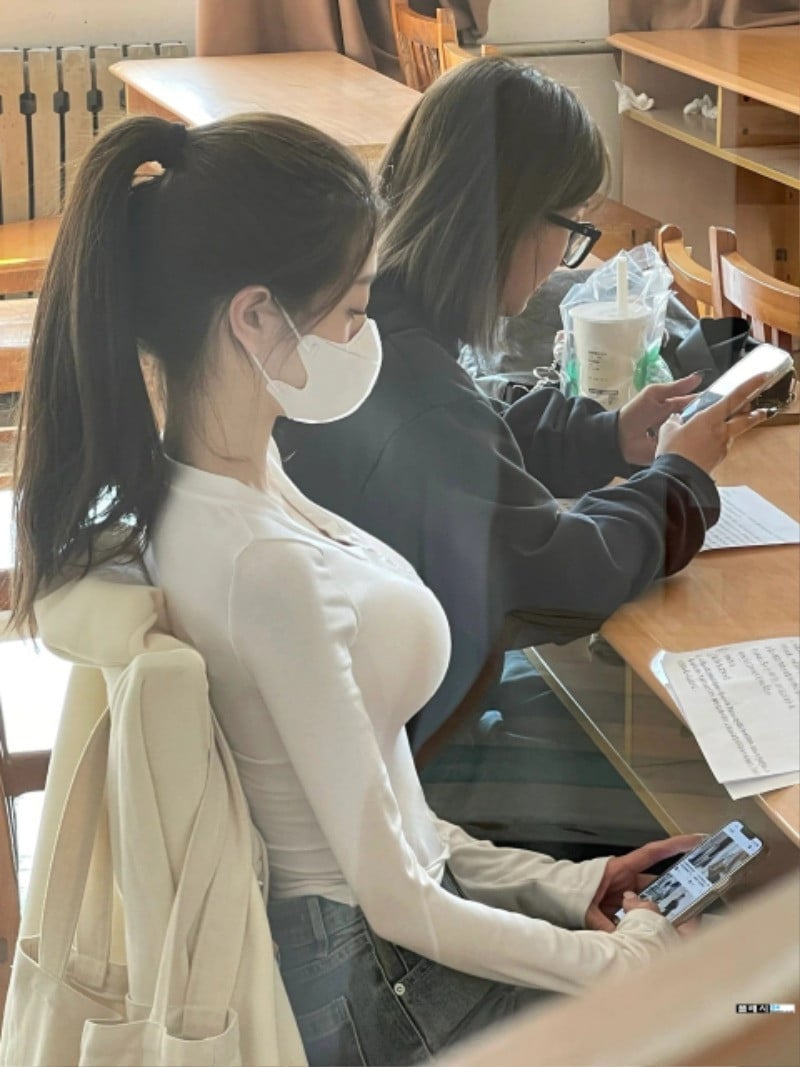 강의실 수업하는데 자는 여학생