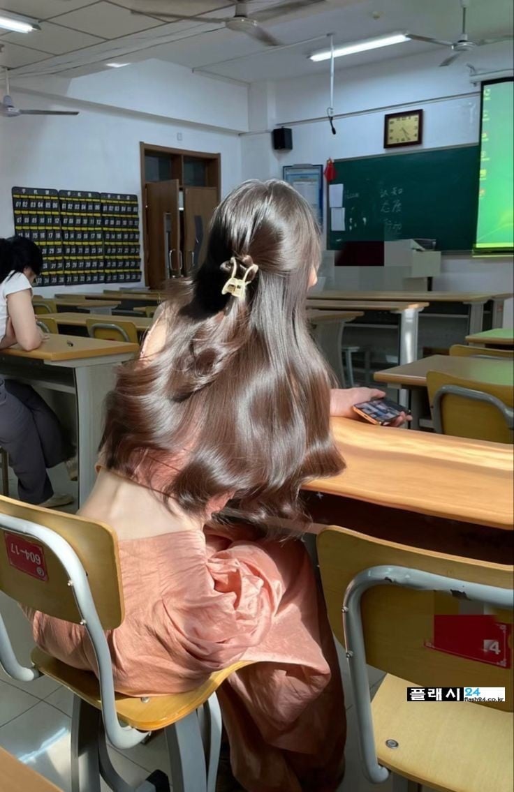 학교에서 이모습 은근 끌리더라