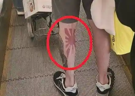 경기 수원시 한 대형 쇼핑몰에서 욱일기(전범기) 문신을 드러낸 남성이 목격돼 논란이 일자 관련 처벌법을 마련해야 한다는 지적이 나왔다./사진=온라인 커뮤니티