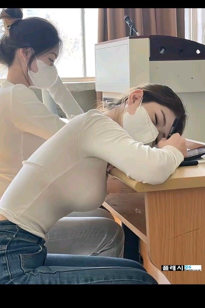 강의실 수업하는데 자는 여학생