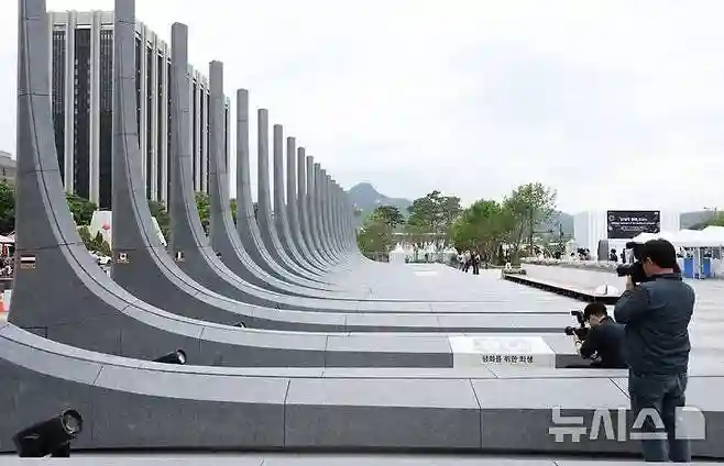 흉물광화문감사의정원.jpeg