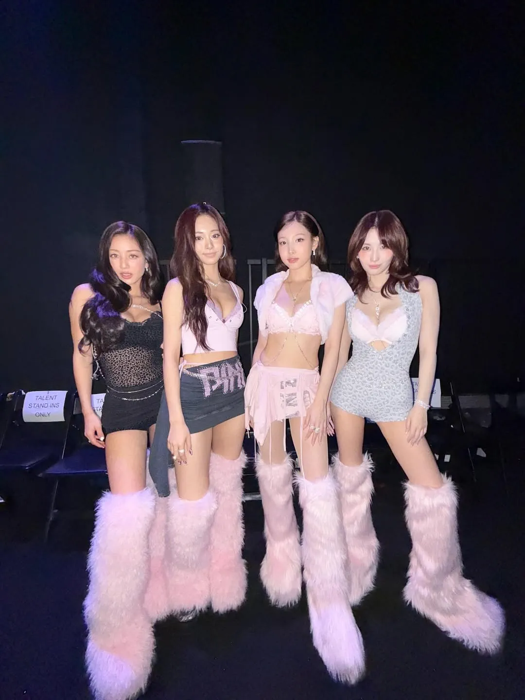 빅토리아 시크릿 무대에 선 트와이스에 감격한 외국 팬 관련 이미지 3