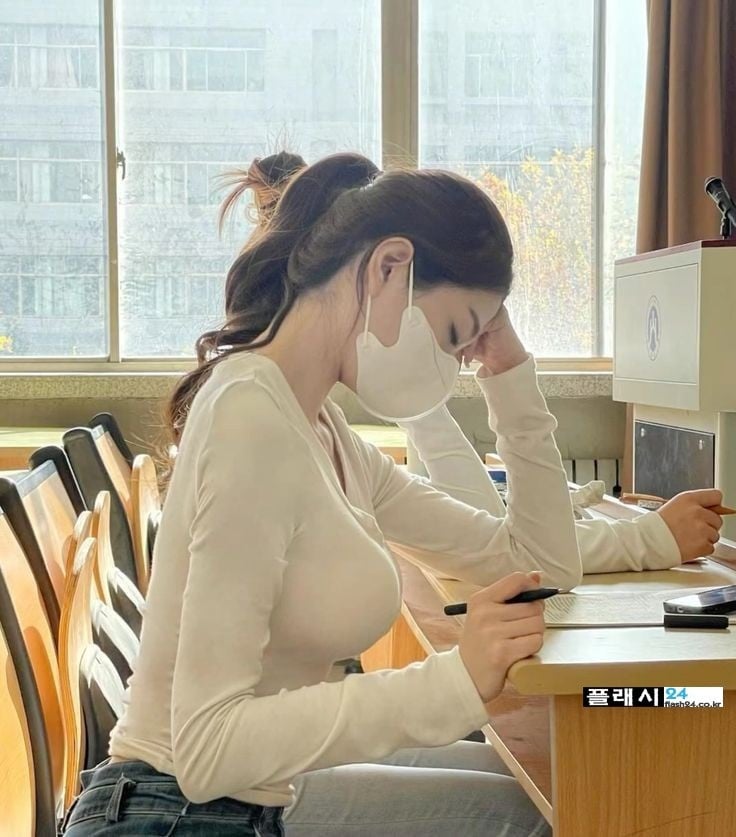 강의실 수업하는데 자는 여학생