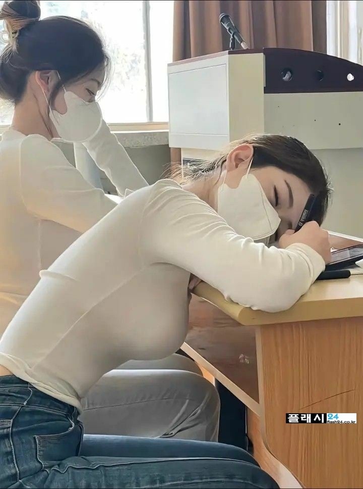 강의실 수업하는데 자는 여학생
