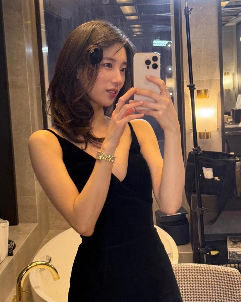 수지 깊게 파인 블랙벨벳 드레스