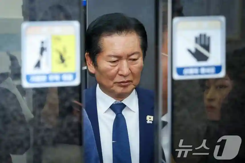 정청래 더불어민주당 대표가 10일 오전 서울 여의도 국회에서 최고위원회의를 마친 후 취재진 질문을 받으며 이동하고 있다. 2026.6.10 ⓒ 뉴스1 안은나 기자