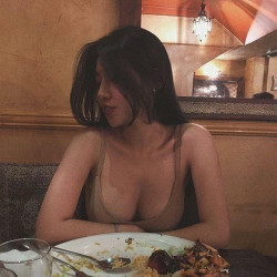 노브라로 다니는 여자